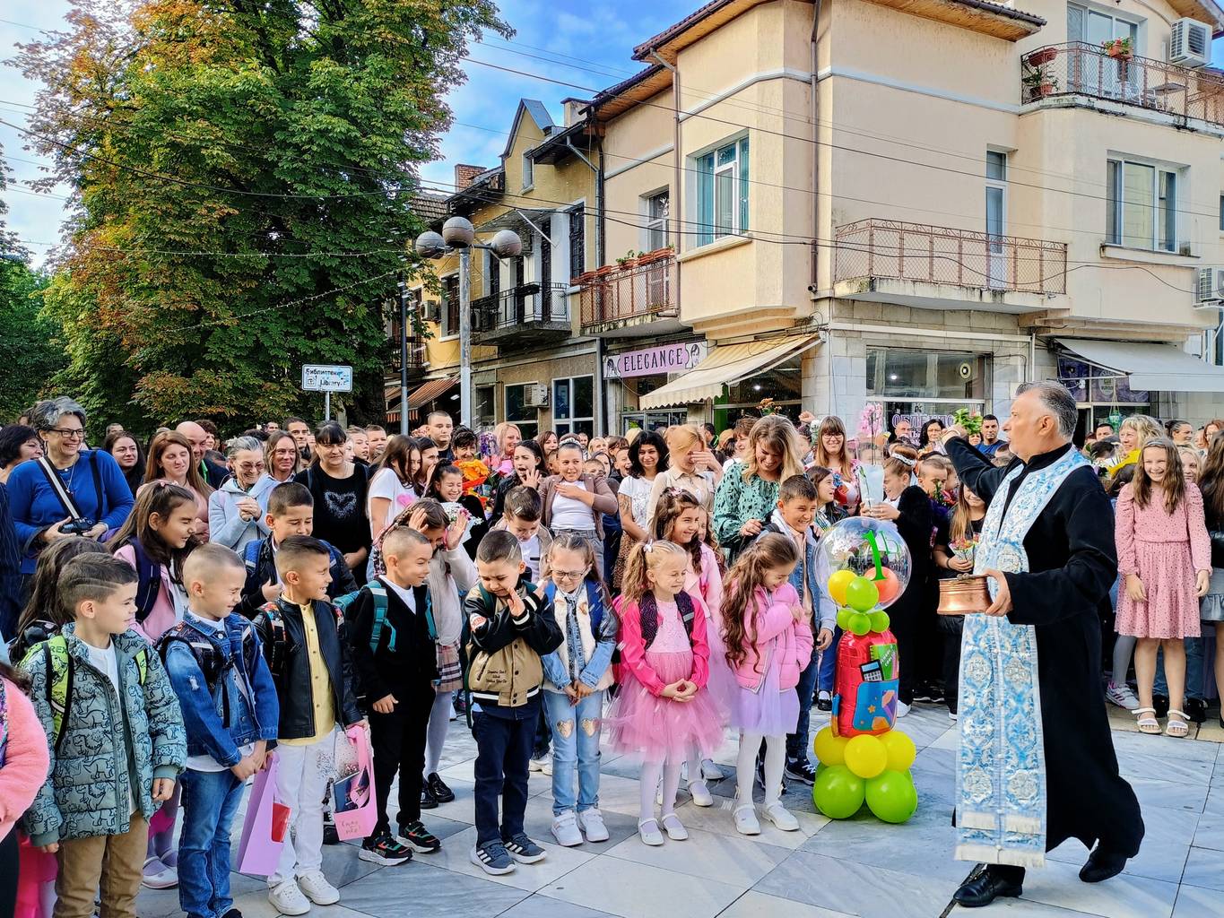 Водосвет за здраве и успешна учебна година отслужи протойерей Дилян Иванов